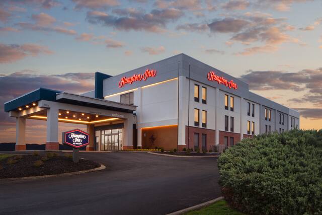 Exterior of the Hampton Inn in Athens, Tennessee at dusk.