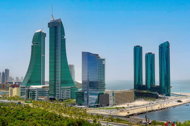 Hotel Conrad Bahrain Financial Harbour z zewnątrz i okolicznymi budynkami z widokiem na port