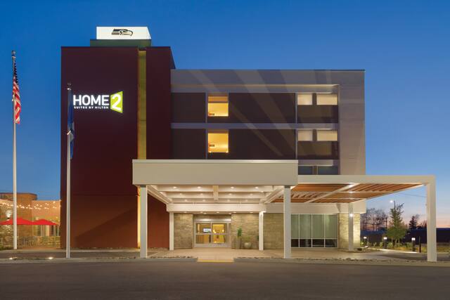 Home2 Suites by Hilton Bellingham Airport Hotel, WA - Entrada à noite 