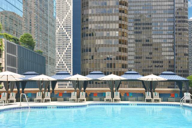 Cabanas da piscina na cobertura do hotel