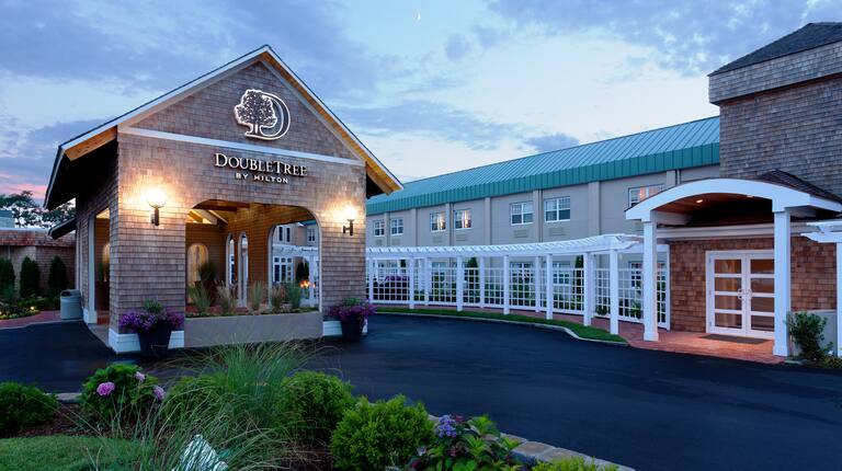 Doubletree By Hilton Cape Cod Hotel In Hyannis Ma - hilton hotels doors roblox