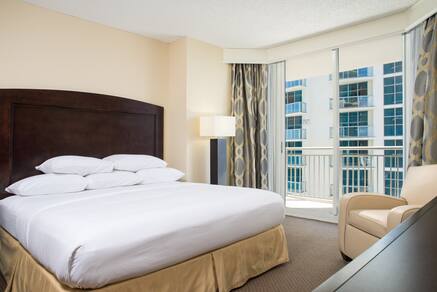 lavadora y secadora en el hall de entrada del apartamento - Picture of  DoubleTree Resort & Spa by Hilton Hotel Ocean Point - North Miami Beach -  Tripadvisor