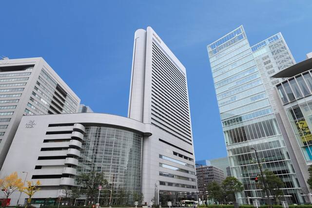 Fasada budynku w ciągu dnia, Hilton Osaka