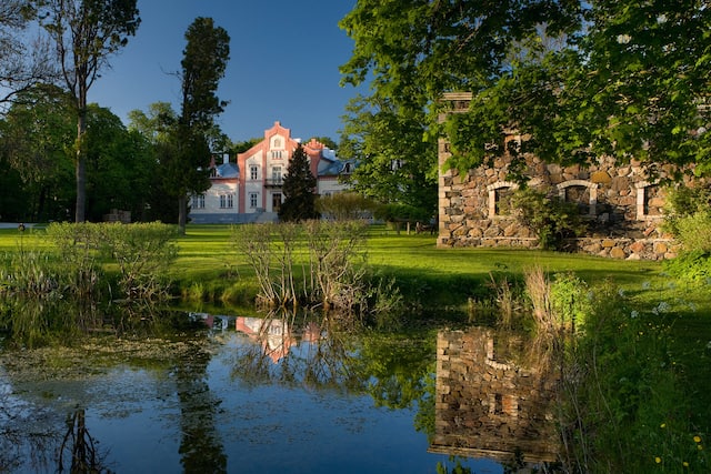 Padaste Manor Hotel Exterior in a Serene Leafy Ground with Water